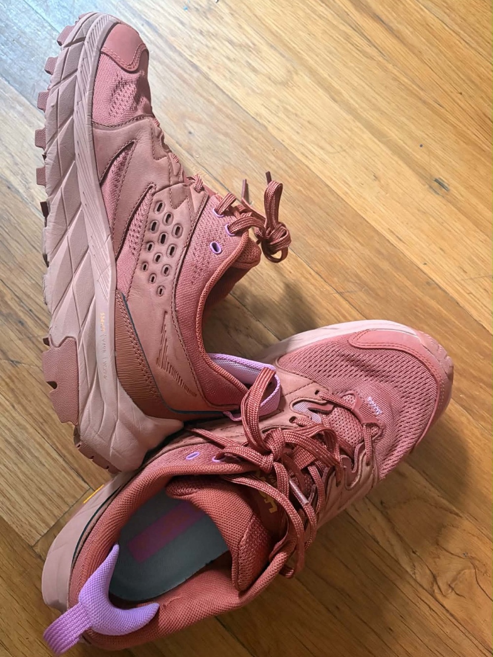 Hoka One One Women's Dusty Rose Trail Running Shoes 9 mujer